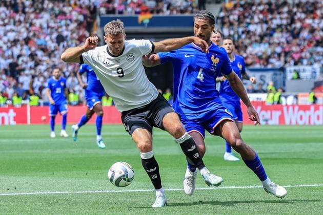 UEFA Nations League Finals 2025 Germany Spiel um Platz 3 Deutschland - Frankreich am 08.06.2025 in der Stuttgart Arena in Stuttgart Niclas Füllkrug (Deutschland), links - Loic Bade ( Frankreich ), rechts