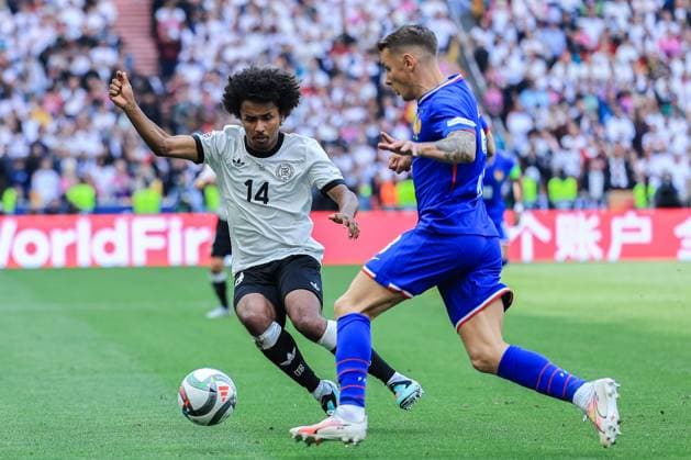 UEFA Nations League Finals 2025 Germany Spiel um Platz 3 Deutschland - Frankreich am 08.06.2025 in der Stuttgart Arena in Stuttgart Karim Adeyemi (Deutschland), links - Lucas Digne ( Frankreich ), rechts