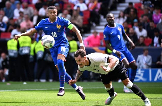 Fussball, UEFA Nations League, Spiel um Platz 3, MHP-Arena Stuttgart: Deutschland - Frankreich; Robin Koch (GER), Kylian Mbappe (FRA). Aktion