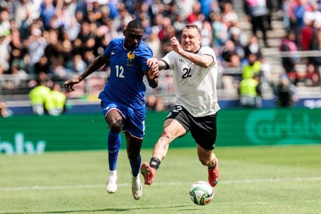 UEFA Nations League Finals: Deutschland - Frankreich; 08.06.2025 Zweikampf Randal Kolo Muani (Frankreich, 12), David Raum (Deutschland, 22) UEFA Nations League Finals: Spiel um Platz 3 Deutschland - Frankreich; Stuttgart, Arena Stuttgart am 08.06.2025 Copyright: xBEAUTIFULxSPORTS Wunderlx