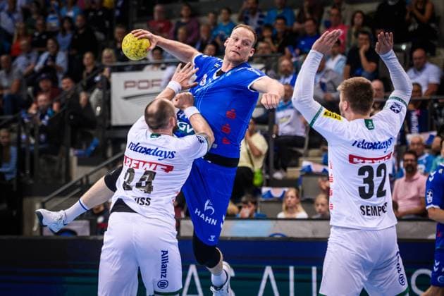 Lenny Rubin (TVB Stuttgart, 44) vs. Moritz Preuss (SC DHfK Leipzig, 24) und Franz Semper (SC DHfK Leipzig, 32) GER, TVB Stuttgart - SC DHfK Leipzig, DAIKIN HBL, Handball, Bundesliga, 34. Spieltag, Spielzeit 2024 2025, 08.06.2025 GER, TVB Stuttgart - SC DHfK Leipzig, DAIKIN HBL, Handball, Bundesliga, 34. Spieltag, Spielzeit 2024 2025, 08.06.2025 Stuttgart Copyright: xSandyxDinkelackerx EP_SDR