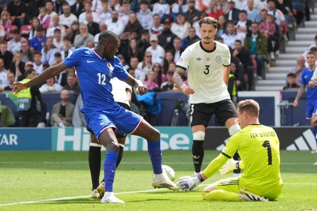 Jonathan Tah (Deutschland Germany, 4) iund Torwart Goalie Marc-Andre ter Stegen (Deutschland, Germany, 1) gegen Randal Kolo Mouani (Frankreich, France, 12) - Stuttgart 08.06.2025: Deutschland vs. Frankreich, Nations League Finals, Spiel um Platz 3, M3, MHP Arena