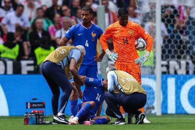 UEFA Nations League Finals 2025 Germany Spiel um Platz 3 Deutschland - Frankreich am 08.06.2025 in der Stuttgart Arena in Stuttgart Adrien Rabiot ( Frankreich ) wird behandelt