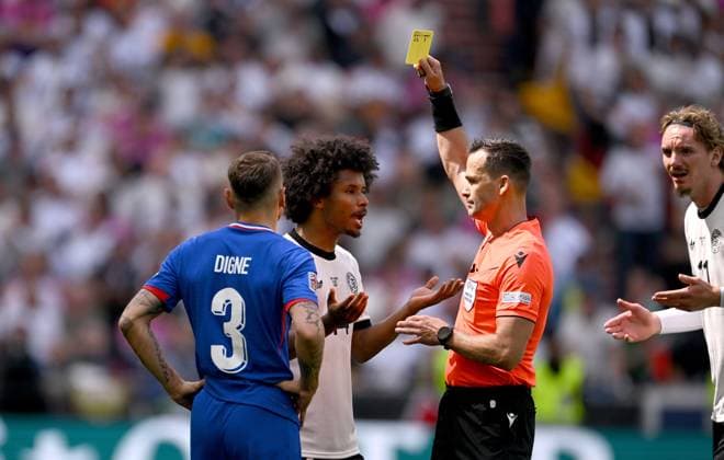 FUSSBALL UEFA Nations League 2024 2025 Spiel um Platz 3 in Stuttgart Deutschland - Frankreich 08.06.2025 Lucas Digne (li, Frankreich) gegen Karim Adeyemi (mitte, Deutschland) der die gelbe Karte Karim zeigt, Schiedsrichter Ivan Kruzliak (re)