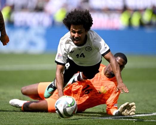 FUSSBALL UEFA Nations League 2024 2025 Spiel um Platz 3 in Stuttgart Deutschland - Frankreich 08.06.2025 Karim Adeyemi (li, Deutschland) gegen Torwart Mike Maignan (re, Frankreich)