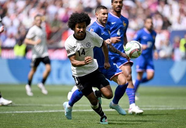 FUSSBALL UEFA Nations League 2024 2025 Spiel um Platz 3 in Stuttgart Deutschland - Frankreich 08.06.2025 Lucas Hernandez (re, Frankreich) gegen Karim Adeyemi (li, Deutschland)