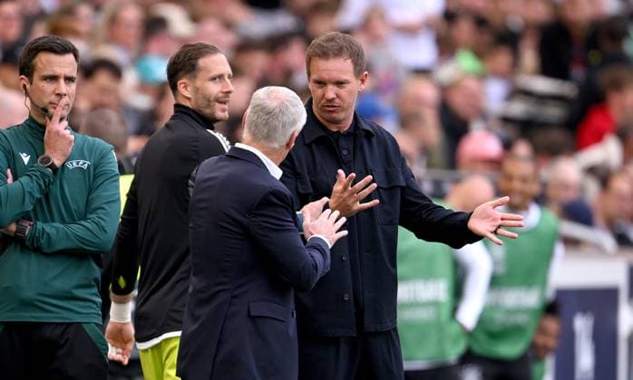 FUSSBALL UEFA Nations League 2024 2025 Spiel um Platz 3 in Stuttgart Deutschland - Frankreich 08.06.2025 Trainer Didier Deschamps (li, Frankreich) diskutiert mit Bundestrainer Julian Nagelsmann (re, Deutschland)
