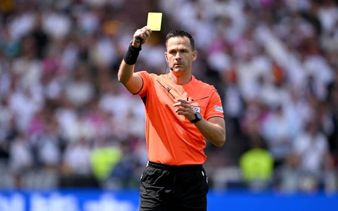 FUSSBALL UEFA Nations League 2024 2025 Spiel um Platz 3 in Stuttgart Deutschland - Frankreich 08.06.2025 Schiedsrichter Ivan Kruzliak (SVK) zeigt die gelbe Karte