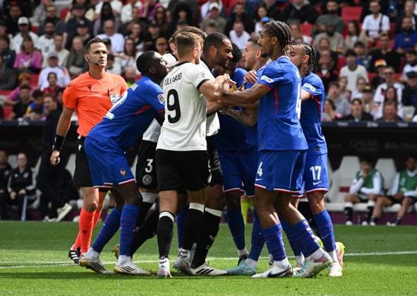 08.06.2025, xsltx, Fussball UEFA Nations League Platz 3, Deutschland - Frankreich v.l. rudelbildung, Jonathan Tah (Deutsche Fussball Nationalmannschaft DFB), Luis Hernandez (Frankreich) (DFL DFB REGULATIONS PROHIBIT ANY USE OF PHOTOGRAPHS as IMAGE SEQUENCES and or QUASI-VIDEO) Stuttgart