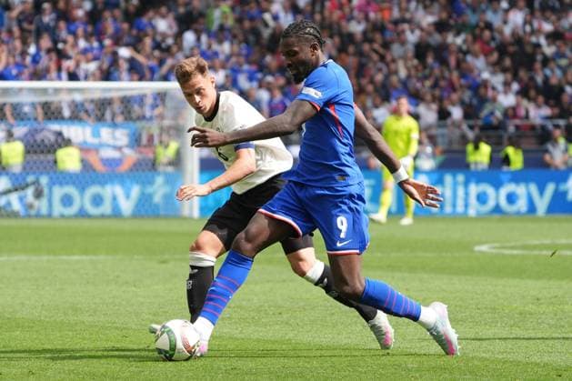 Joshua Kimmich (Deutschland Germany, 6) gegen Marcus Thuram (Frankreich, France, 09) - Stuttgart 08.06.2025: Deutschland vs. Frankreich, Nations League Finals, Spiel um Platz 3, M3, MHP Arena