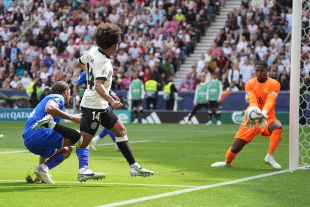 Karim Adeyemi (Deutschland Germany, 14) setzt sich durchund scheitert an Torwart Goalie Mike Maigan (Frankreich, France, 16) - Stuttgart 08.06.2025: Deutschland vs. Frankreich, Nations League Finals, Spiel um Platz 3, M3, MHP Arena