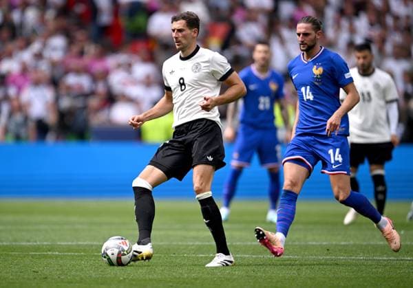 FUSSBALL UEFA Nations League 2024 2025 Spiel um Platz 3 in Stuttgart Deutschland - Frankreich 08.06.2025 Leon Goretzka (li, Deutschland) gegen Adrien Rabiot (re, Frankreich)