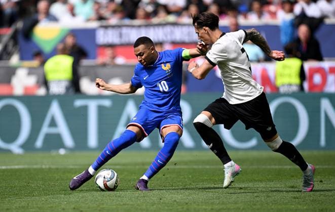 FUSSBALL UEFA Nations League 2024 2025 Spiel um Platz 3 in Stuttgart Deutschland - Frankreich 08.06.2025 Kylian Mbappe (li, Frankreich) gegen Robin Koch (re, Deutschland)