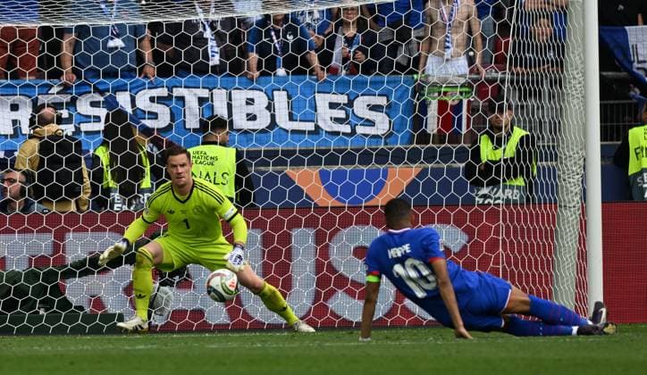 08.06.2025, xsltx, Fussball UEFA Nations League Platz 3, Deutschland - Frankreich v.l. Marc-Andre ter Stegen (Deutsche Fussball Nationalmannschaft DFB), Kylian Mbappe (Frankreich) (DFL DFB REGULATIONS PROHIBIT ANY USE OF PHOTOGRAPHS as IMAGE SEQUENCES and or QUASI-VIDEO) Stuttgart