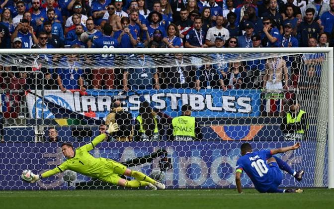 08.06.2025, xsltx, Fussball UEFA Nations League Platz 3, Deutschland - Frankreich v.l. Marc-Andre ter Stegen (Deutsche Fussball Nationalmannschaft DFB), Kylian Mbappe (Frankreich) (DFL DFB REGULATIONS PROHIBIT ANY USE OF PHOTOGRAPHS as IMAGE SEQUENCES and or QUASI-VIDEO) Stuttgart