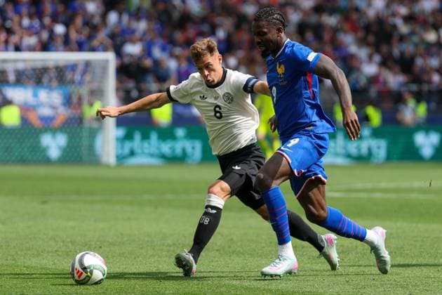 UEFA Nations League Spiel um Platz 3 - 24 25 - Deutschland - Frankreich am 08.06.2025 in der MHP Arena in Stuttgart Joshua Kimmich (Deutschland) im Zweikampf gegen Marcus Thuram (Frankreich)