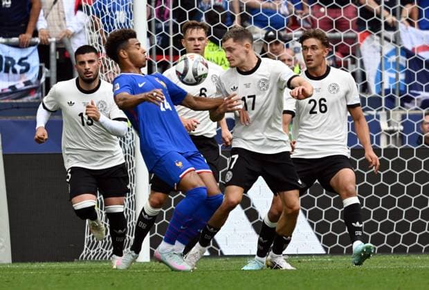 08.06.2025, xsltx, Fussball UEFA Nations League Platz 3, Deutschland - Frankreich v.l. Desire Doue (Frankreich), Florian Wirtz (Deutsche Fussball Nationalmannschaft DFB) (DFL DFB REGULATIONS PROHIBIT ANY USE OF PHOTOGRAPHS as IMAGE SEQUENCES and or QUASI-VIDEO) Stuttgart