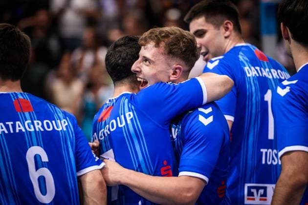 Nico Bacani (TVB Stuttgart, 02) freut sich mit Team GER, TVB Stuttgart - SC DHfK Leipzig, DAIKIN HBL, Handball, Bundesliga, 34. Spieltag, Spielzeit 2024 2025, 08.06.2025 GER, TVB Stuttgart - SC DHfK Leipzig, DAIKIN HBL, Handball, Bundesliga, 34. Spieltag, Spielzeit 2024 2025, 08.06.2025 Stuttgart Copyright: xSandyxDinkelackerx EP_SDR