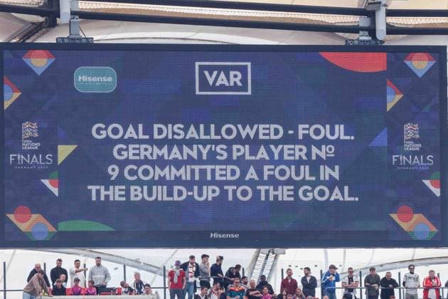 UEFA Nations League Finals 2025 Germany Spiel um Platz 3 Deutschland - Frankreich am 08.06.2025 in der Stuttgart Arena in Stuttgart Die Anzeigetafel in der Stuttgart Arena mit der Aufschrift: Goal Disallowed - Foul Germanys Player No 9 Committed a Foul in the build up to the goal