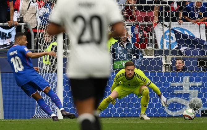 08.06.2025, xsltx, Fussball UEFA Nations League Platz 3, Deutschland - Frankreich v.l. Kylian Mbappe (Frankreich), Marc-Andre ter Stegen (Deutsche Fussball Nationalmannschaft DFB) vorlage tor 0:2 (DFL DFB REGULATIONS PROHIBIT ANY USE OF PHOTOGRAPHS as IMAGE SEQUENCES and or QUASI-VIDEO) Stuttgart