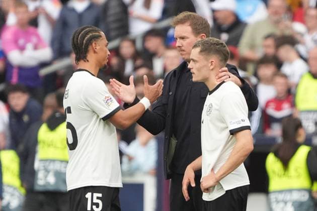 Bundestrainer Julian Nagelsmann (Deutschland Germany) tröstet Florian Wirtz (Deutschland Germany, 17), Thilo Kehrer (Deutschland Germany, 15) - Stuttgart 08.06.2025: Deutschland vs. Frankreich, Nations League Finals, Spiel um Platz 3, M3, MHP Arena