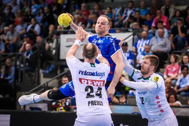 Lenny Rubin (TVB Stuttgart, 44) vs. Moritz Preuss (SC DHfK Leipzig, 24) und Franz Semper (SC DHfK Leipzig, 32) GER, TVB Stuttgart - SC DHfK Leipzig, DAIKIN HBL, Handball, Bundesliga, 34. Spieltag, Spielzeit 2024 2025, 08.06.2025 GER, TVB Stuttgart - SC DHfK Leipzig, DAIKIN HBL, Handball, Bundesliga, 34. Spieltag, Spielzeit 2024 2025, 08.06.2025 Stuttgart Copyright: xSandyxDinkelackerx EP_SDR