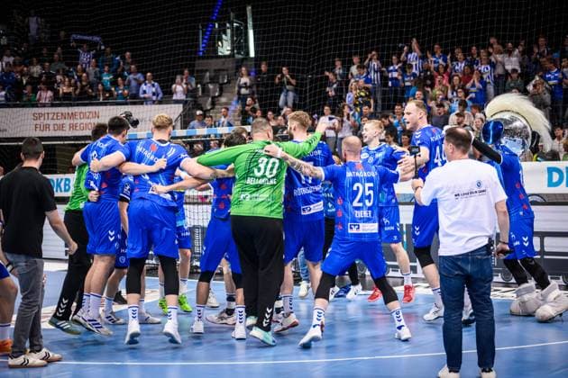 Team des TVB Stuttgart - Jubeltanz, Freude, Jubel, Erleichterung GER, TVB Stuttgart - SC DHfK Leipzig, DAIKIN HBL, Handball, Bundesliga, 34. Spieltag, Spielzeit 2024 2025, 08.06.2025 GER, TVB Stuttgart - SC DHfK Leipzig, DAIKIN HBL, Handball, Bundesliga, 34. Spieltag, Spielzeit 2024 2025, 08.06.2025 Stuttgart Copyright: xSandyxDinkelackerx EP_SDR