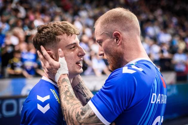 Sport Bilder des Tages Nico Bacani (TVB Stuttgart, 02) mit Patrick Zieker (TVB Stuttgart, 25) GER, TVB Stuttgart - SC DHfK Leipzig, DAIKIN HBL, Handball, Bundesliga, 34. Spieltag, Spielzeit 2024 2025, 08.06.2025 GER, TVB Stuttgart - SC DHfK Leipzig, DAIKIN HBL, Handball, Bundesliga, 34. Spieltag, Spielzeit 2024 2025, 08.06.2025 Stuttgart Copyright: xSandyxDinkelackerx EP_SDR