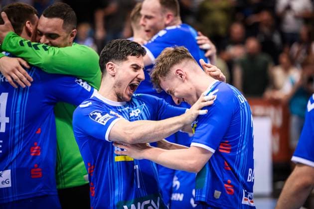 Alon Oberman (TVB Stuttgart, 07) mit Nico Bacani (TVB Stuttgart, 02) GER, TVB Stuttgart - SC DHfK Leipzig, DAIKIN HBL, Handball, Bundesliga, 34. Spieltag, Spielzeit 2024 2025, 08.06.2025 GER, TVB Stuttgart - SC DHfK Leipzig, DAIKIN HBL, Handball, Bundesliga, 34. Spieltag, Spielzeit 2024 2025, 08.06.2025 Stuttgart Copyright: xSandyxDinkelackerx EP_SDR