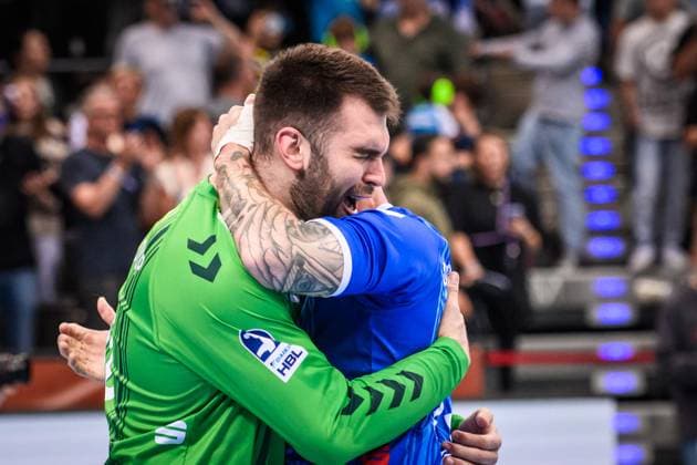 Miljan Vujovic (TVB Stuttgart, 16) umarmt von Patrick Zieker (TVB Stuttgart, 25) - sichtlich erleichtert nach Sieg gegen Leipzig GER, TVB Stuttgart - SC DHfK Leipzig, DAIKIN HBL, Handball, Bundesliga, 34. Spieltag, Spielzeit 2024 2025, 08.06.2025 GER, TVB Stuttgart - SC DHfK Leipzig, DAIKIN HBL, Handball, Bundesliga, 34. Spieltag, Spielzeit 2024 2025, 08.06.2025 Stuttgart Copyright: xSandyxDinkelackerx EP_SDR