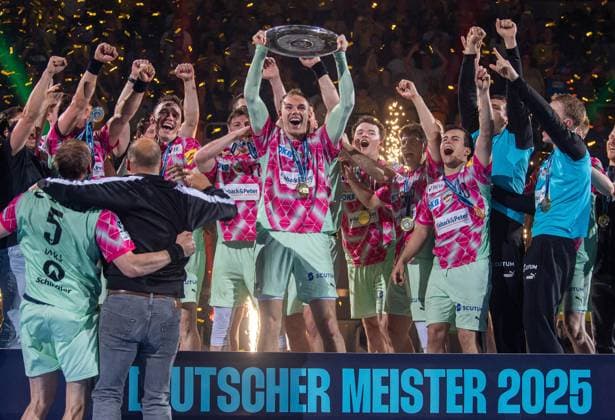 Sport Themen der Woche KW23 Sport Bilder des Tages Handball, Herren, Saison 2024 2025, DAIKIN Handball-Bundesliga (34. Spieltag), Rhein-Neckar Löwen - Füchse Berlin, Siegerfoto Füchse Berlin, Mathias Gidsel (Füchse Berlin) mit der Meisterschale, 08.06.2025, *** Handball, Men, Season 2024 2025, DAIKIN Handball Bundesliga 34 Matchday , Rhein Neckar Löwen Füchse Berlin, Winner photo Füchse Berlin, Mathias Gidsel Füchse Berlin with the championship trophy, 08 06 2025, Copyright: xSebastianxRäppold MatthiasxKochx