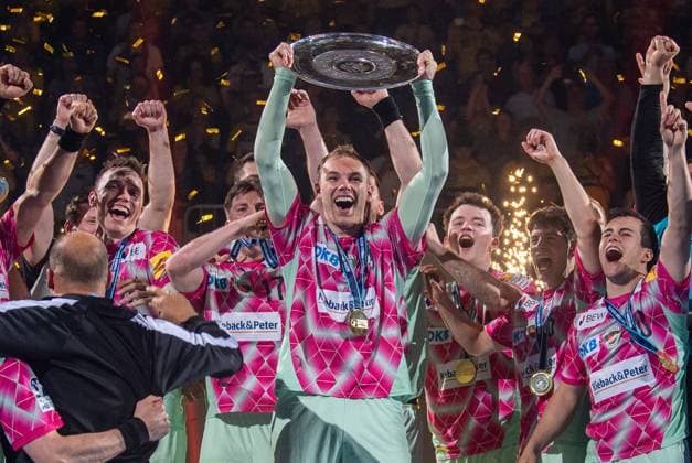 Sport Bilder des Tages Handball, Herren, Saison 2024 2025, DAIKIN Handball-Bundesliga (34. Spieltag), Rhein-Neckar Löwen - Füchse Berlin, Siegerfoto Füchse Berlin, Mathias Gidsel (Füchse Berlin) mit der Meisterschale, 08.06.2025, Copyright: xSebastianxRäppold MatthiasxKochx
