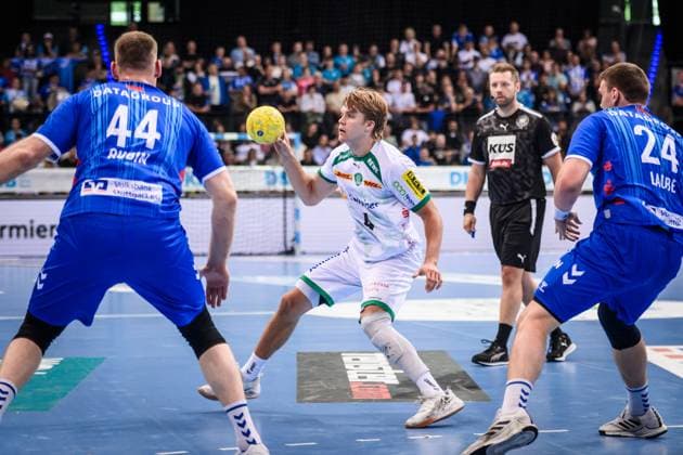 Andri Mar Runarsson (SC DHfK Leipzig, 04) zwischen Lenny Rubin (TVB Stuttgart, 44) und Lukas Laube (TVB Stuttgart, 24) GER, TVB Stuttgart - SC DHfK Leipzig, DAIKIN HBL, Handball, Bundesliga, 34. Spieltag, Spielzeit 2024 2025, 08.06.2025 GER, TVB Stuttgart - SC DHfK Leipzig, DAIKIN HBL, Handball, Bundesliga, 34. Spieltag, Spielzeit 2024 2025, 08.06.2025 Stuttgart Copyright: xSandyxDinkelackerx EP_SDR