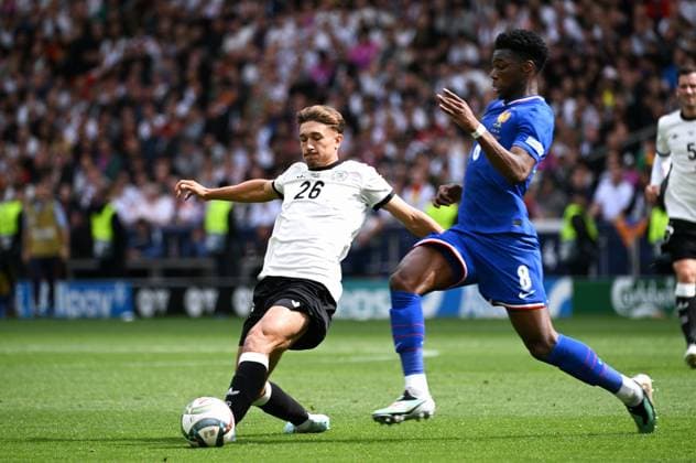 Fussball, UEFA Nations League, Spiel um Platz 3, MHP-Arena Stuttgart: Deutschland - Frankreich 0:2; Tom Bischof (GER), Aurelien Tchouameni (FRA). Aktion