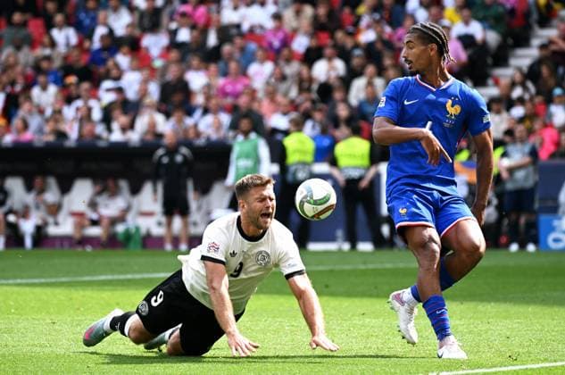 Fussball, UEFA Nations League, Spiel um Platz 3, MHP-Arena Stuttgart: Deutschland - Frankreich 0:2; Niclas Füllkrug (GER), Loic Bade (FRA). Aktion