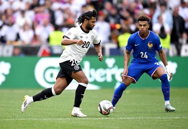 FUSSBALL UEFA Nations League 2024 2025 Spiel um Platz 3 in Stuttgart Deutschland - Frankreich 08.06.2025 Serge Gnabry (li, Deutschland) gegen Desire Doue (re, Frankreich)