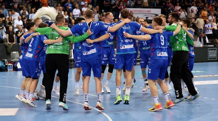 BAU 08.06.2025 Stuttgart Handball TVB Stuttgart vs SC DHFK Leipzig, der TVB Stuttgart jubelt über den Klassenerhalt