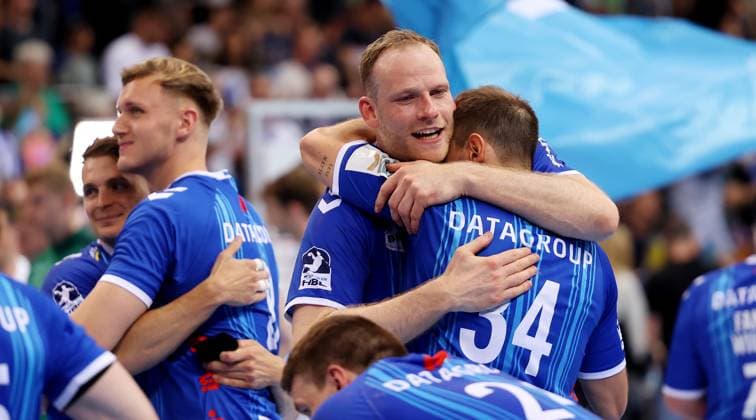 BAU 08.06.2025 Stuttgart Handball TVB Stuttgart vs SC DHFK Leipzig, vorn v.l. Lenny Rubin, Kai Häfner (TVB) freuen sich über den Sieg