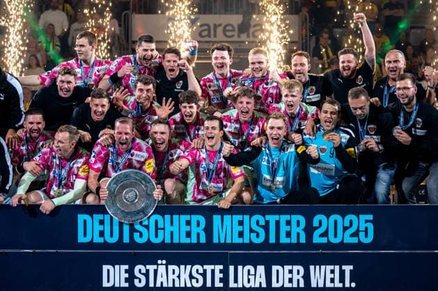 Bilder des Jahres 2025, Sport 06 Juni Bilder des Jahres 2025, Sport 06 Juni 1. Handball-Bundesliga, DAIKIN HBL, Rhein-Neckar Löwen - Füchse Berlin; 08.06.2025 Die Mannschaft der Füchse Berlin jubelt gemeinsam nach dem Gewinn der Deutschen Meisterschaft 2025 in der SAP Arena. die Spieler halten die Meisterschale. DAIKIN HBL 2024 25, Rhein-Neckar Löwen gegen Füchse Berlin, am 08.06.2025 in der SAP-Arena in Mannheim. DAIKIN HBL 2024 25, Rhein-Neckar Löwen gegen Füchse Berlin, am 08.06.2025 in der SAP-Arena in Mannheim. *** 1 Handball Bundesliga, DAIKIN HBL, Rhein Neckar Löwen Füchse Berlin 08 06 2025 The Füchse Berlin team celebrates together after winning the German Championship 2025 in the SAP Arena the players hold the championship trophy DAIKIN HBL 2024 25, Rhein Neckar Löwen against Füchse Berlin, on 08 06 2025 in the SAP Arena in Mannheim DAIKIN HBL 2024 25, Rhein Neckar Löwen against Füchse Berlin, on 08 06 2025 in the SAP Arena in Mannheim Copyright: xBEAUTIFULxSPORTS Gelhardtx