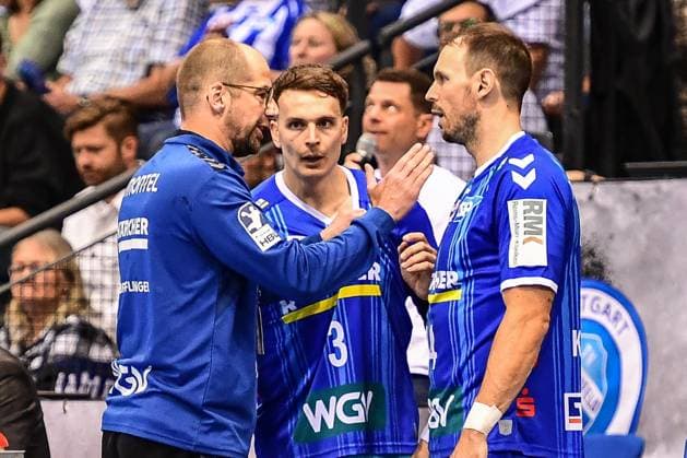 TVB Stuttgart - SC DHfK Leipzig; Stuttgart, 08.06.2025 Cheftrainer Jürgen Schweikardt (Stuttgart) gibt Anweisungen für Max Haefner (Stuttgart 3) und Kai Haefner (Stuttgart 34) ; Stuttgart, 08.06.2025 - 34. Spieltag der Handball-Bundesliga, TVB Stuttgart - SC DHfK Leipzig, Porsche-Arena, Stuttgart. Copyright: xBEAUTIFULxSPORTS Märklx
