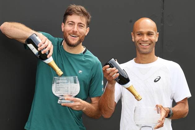 Sport Bilder des Tages TENNIS - Birmingham Open 2025 BIRMINGHAM,ENGLAND,08.JUN.25 - TENNIS - ATP, Tennis Herren Challenger Tour, Birmingham Open, doubles, final. Image shows Marcelo Demoliner (BRA) and Sadio Doumbia (FRA). keywords: award ceremony, trophy.  GEPAxpictures xAlanxGrieves