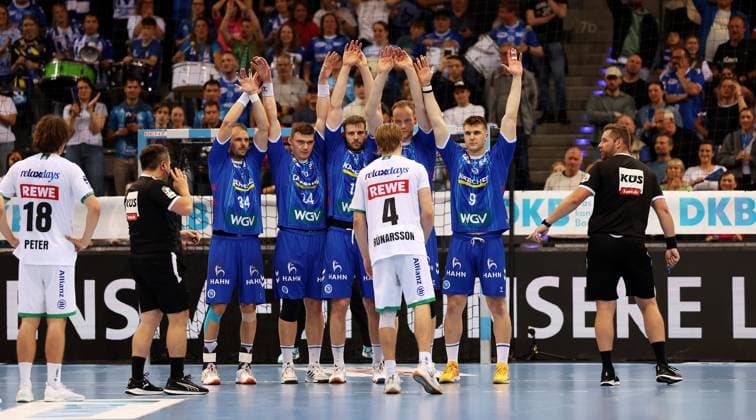 BAU 08.06.2025 Stuttgart Handball TVB Stuttgart vs SC DHFK Leipzig, letzte Szene vor dem Abpfiff, die Stuttgarter bilden einen Mauer, Andri Mar Runarsson (Leipzig) beim Freiwurf