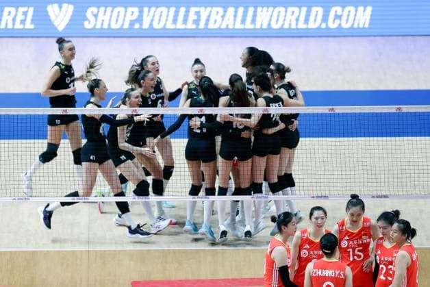 (250608) -- BEIJING, June 8, 2025 -- Players of T¨¹rkiye (Top) celebrate winning the Pool 3 match between China and T¨¹rkiye at the Women s Volleyball Nations League (VNL) 2025 Beijing at the National Indoor Stadium in Beijing, China, June 8, 2025. ) (SP)CHINA-BEIJING-VOLLEYBALL-VNL-CHINA VS T?RKIYE (CN) LuoxYuan 