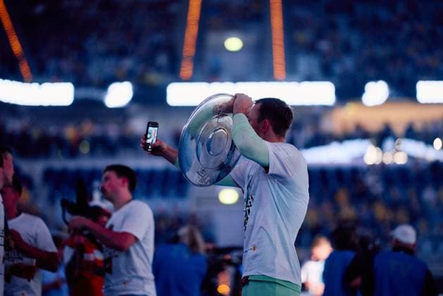 Füchse Spieler jubelt mit Meisterschale in der SAP Arena in Mannheim Handball I Herren I Saison 2024-2025 I Daikin HBL I 34. Spieltag I Rhein-Neckar Löwen - Füchse Berlin I 08.06.2025 Copyright: xMaxxMesterx