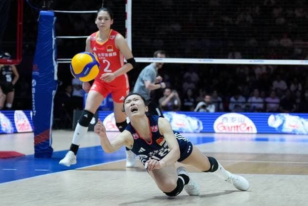 Sport Themen der Woche KW23 Sport Bilder des Tages (250608) -- BEIJING, June 8, 2025 -- China s Wang Mengjie (Front) saves the ball during the Pool 3 match between China and T¨¹rkiye at the Women s Volleyball Nations League (VNL) 2025 Beijing at the National Indoor Stadium in Beijing, China, June 8, 2025. ) (SP)CHINA-BEIJING-VOLLEYBALL-VNL-CHINA VS T?RKIYE (CN) JuxHuanzong 