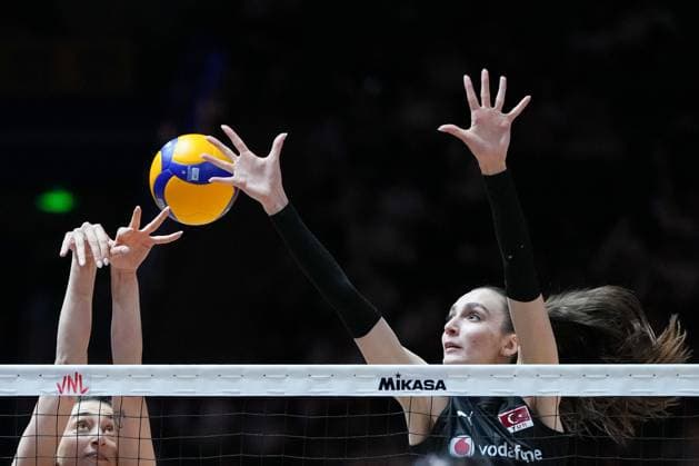 (250608) -- BEIJING, June 8, 2025 -- T¨¹rkiye s Elif Sahin (L) and Berka Buse Ozden block the ball during the Pool 3 match between China and T¨¹rkiye at the Women s Volleyball Nations League (VNL) 2025 Beijing at the National Indoor Stadium in Beijing, China, June 8, 2025. ) (SP)CHINA-BEIJING-VOLLEYBALL-VNL-CHINA VS T?RKIYE (CN) JuxHuanzong 
