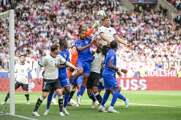 Fußball, Nations League, 20250608, Deutschland - Frankreich. Im Bild v.l. Loic BADE (Frankreich, 4), Torwart Mike MAIGNAN (Frankreich, 16), Niclas FÜLLKRUG (Deutschland, 9) Kopfballduell Ecke Eckball. Stuttgart Stuttgart Arena Baden Württemberg Deutschland Copyright: Passion2Press MarkusxFischerx