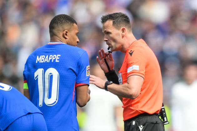 Fußball, Nations League, 20250608, Deutschland - Frankreich. Im Bild v.l. Kylian MBAPPE (Frankreich, 10) reklamiert, Schiedsrichter Ivan KRUZLIAK (SVK). Stuttgart Stuttgart Arena Baden Württemberg Deutschland Copyright: Passion2Press MarkusxFischerx