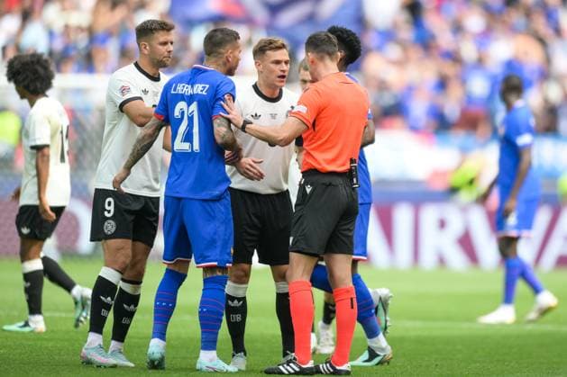 Fußball, Nations League, 20250608, Deutschland - Frankreich. Im Bild v.l. Niclas FÜLLKRUG (Deutschland, 9), Lucas HERNANDEZ (Frankreich, 21), Joshua KIMMICH (Deutschland, 6), Schiedsrichter Ivan KRUZLIAK (SVK) reklamieren nach Videobeweis. Stuttgart Stuttgart Arena Baden Württemberg Deutschland Copyright: Passion2Press MarkusxFischerx
