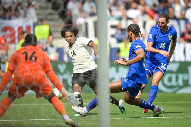 Fußball, Nations League, 20250608, Deutschland - Frankreich. Im Bild v.l. Torwart Mike MAIGNAN (Frankreich, 16), Karim ADEYEMI (Deutschland, 14), Loic BADE (Frankreich, 4), Adrien RABIOT (Frankreich. Stuttgart Stuttgart Arena Baden Württemberg Deutschland Copyright: Passion2Press MarkusxFischerx